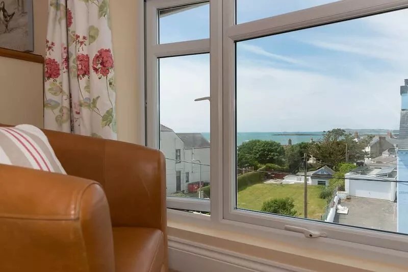 Maelog Villa: Immaculate 4 bedroom pet-friendly holiday home in Rhosneigr