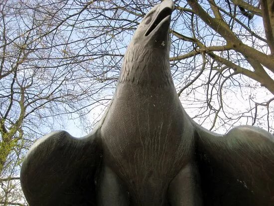 Skulptur: Seeadler Mit Fischfang