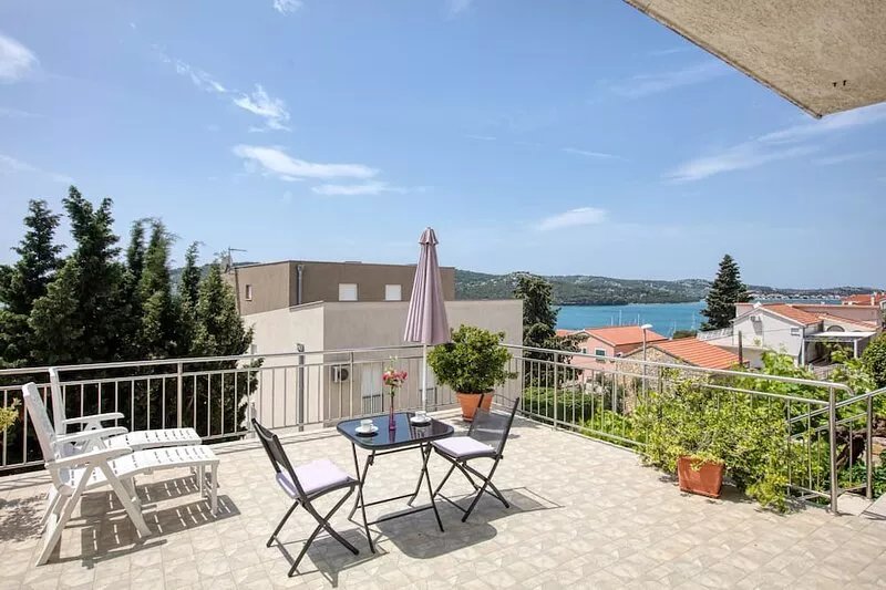 One bedroom apartment with terrace and sea view Tisno, Murter (A-5130-c)