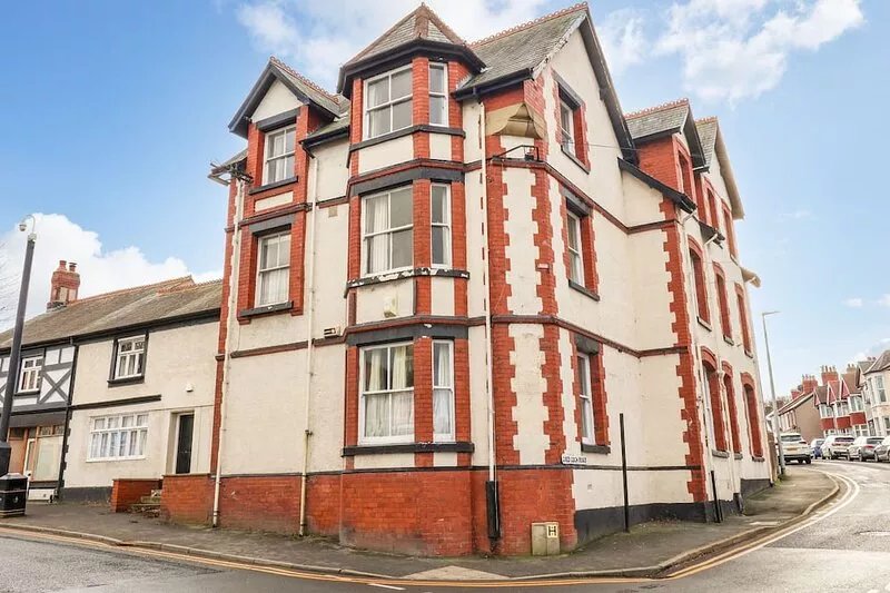 SHIP INN, pet friendly, character holiday cottage in Old Colwyn