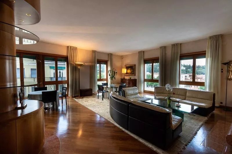 Nizza- Verona Journeys Big apartment with beautiful view in the city centre