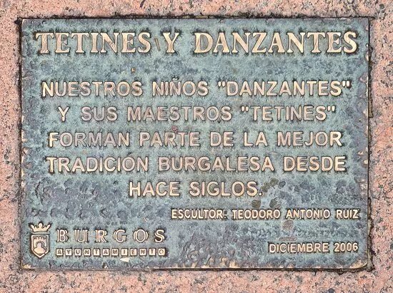 Estatua De Tetines Y Danzantes