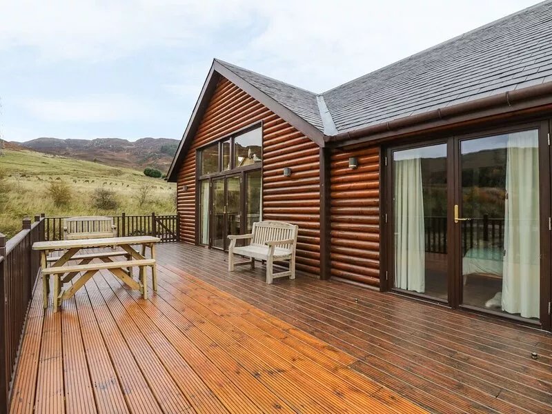 BURNSIDE LODGE (LODGE 1, GLENGOULANDIE), pet friendly in Aberfeldy