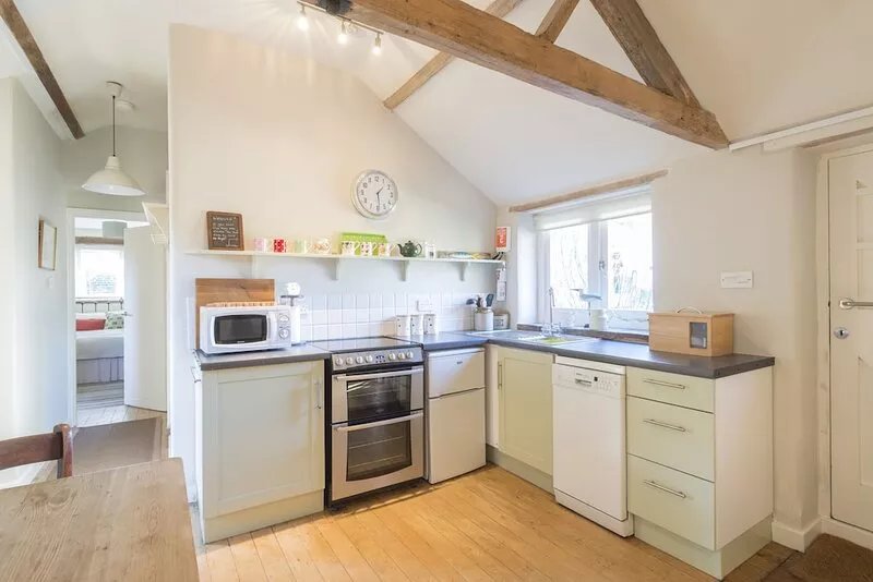 Charming, pet friendly Grade II single-storey cottage on a quiet  country lane.