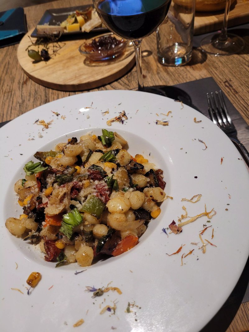 Nimeta Lounge Restaurant