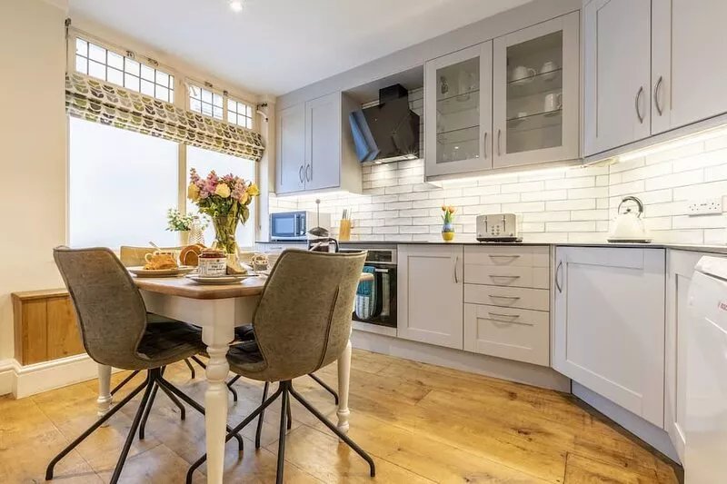Bright spacious Georgian Terrace home