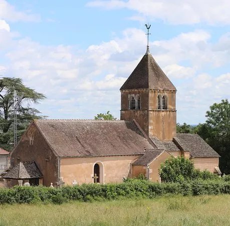 L'eglise Saint Pierre de Rosey entouree de son cimetiere