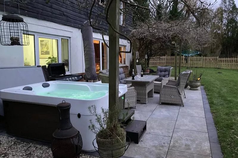 BROOK FARM, pet friendly, country holiday cottage in Ringwood