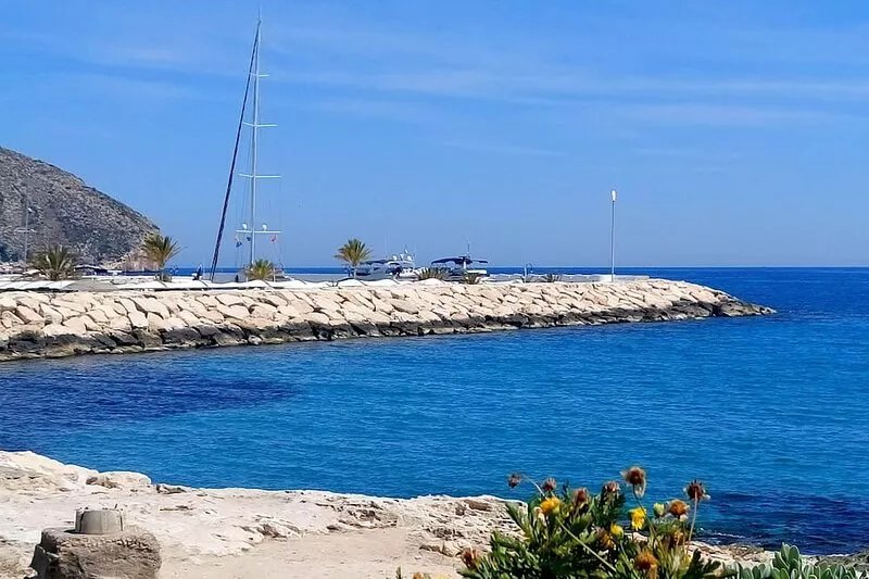 SPACIOUS APARTMENT WIFI - large terrace and flower garden, sea and mountain
