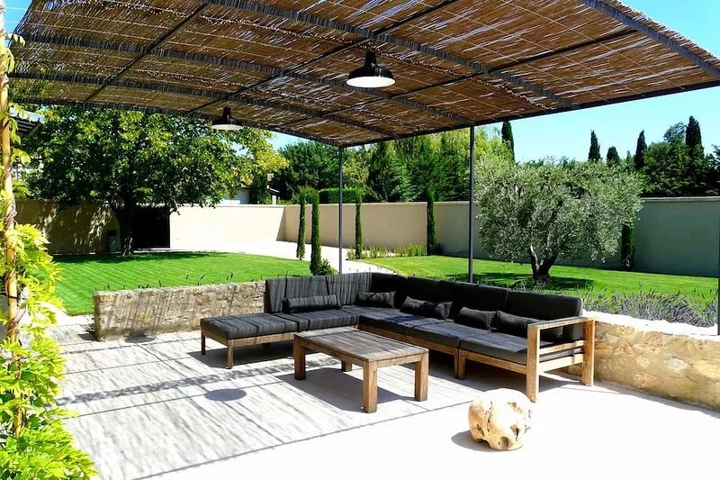 Vacation rental house with pool EYGUIERES LS1-195