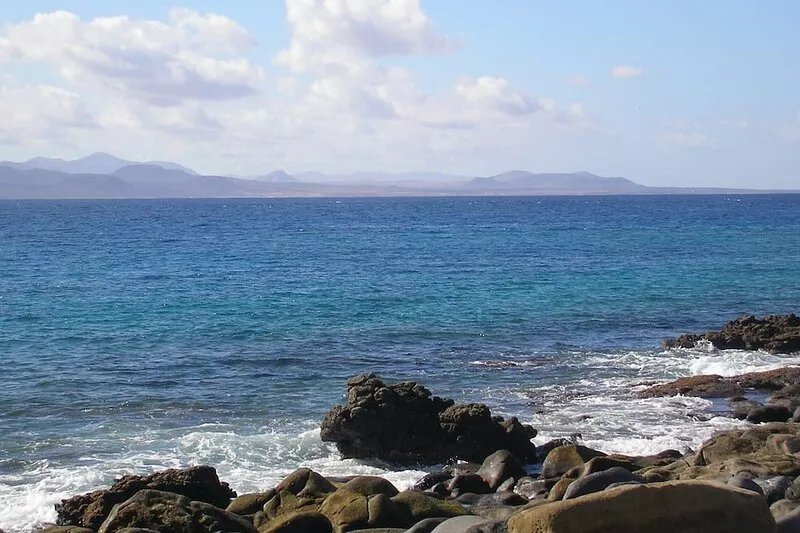 Villa near the sea with private heated pool, parking, terrace and barbecue.
