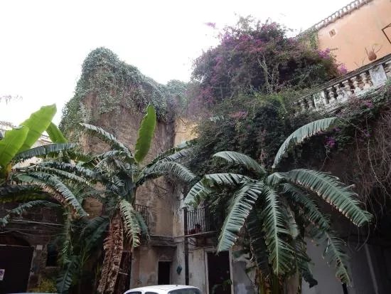 Palazzo Ajutamicristo