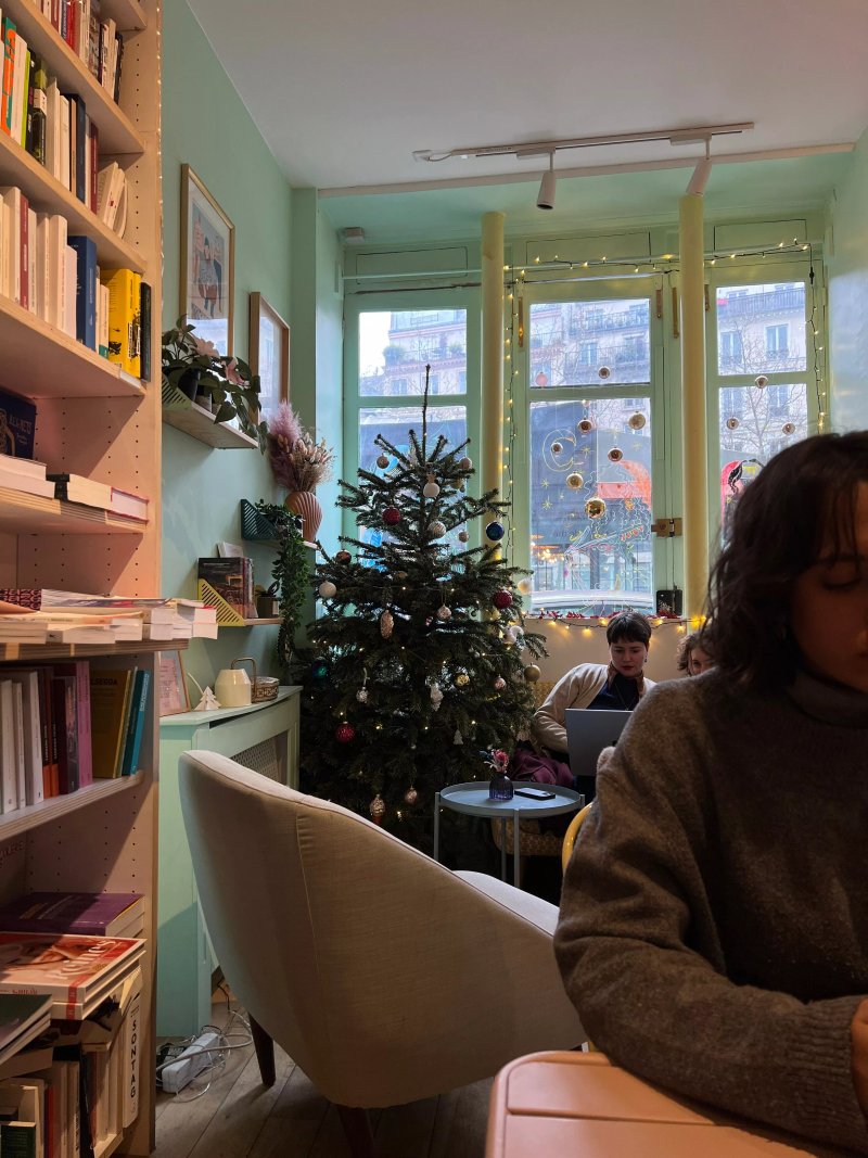 Un livre et une tasse de the