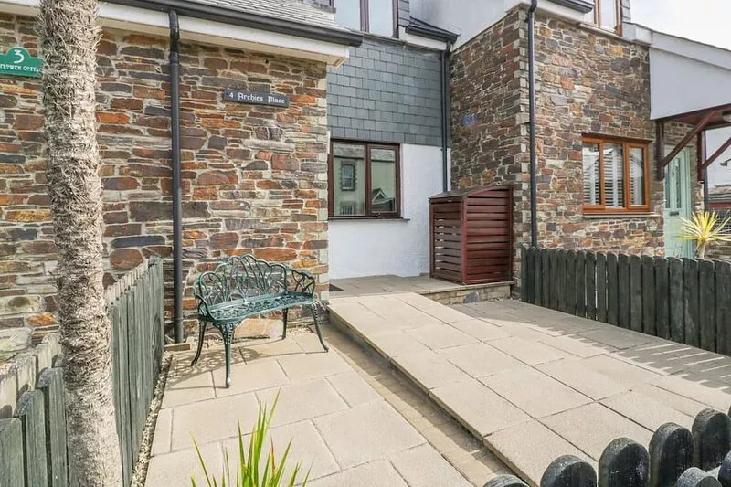 ARCHIE'S PLACE, pet friendly, character holiday cottage in Wadebridge