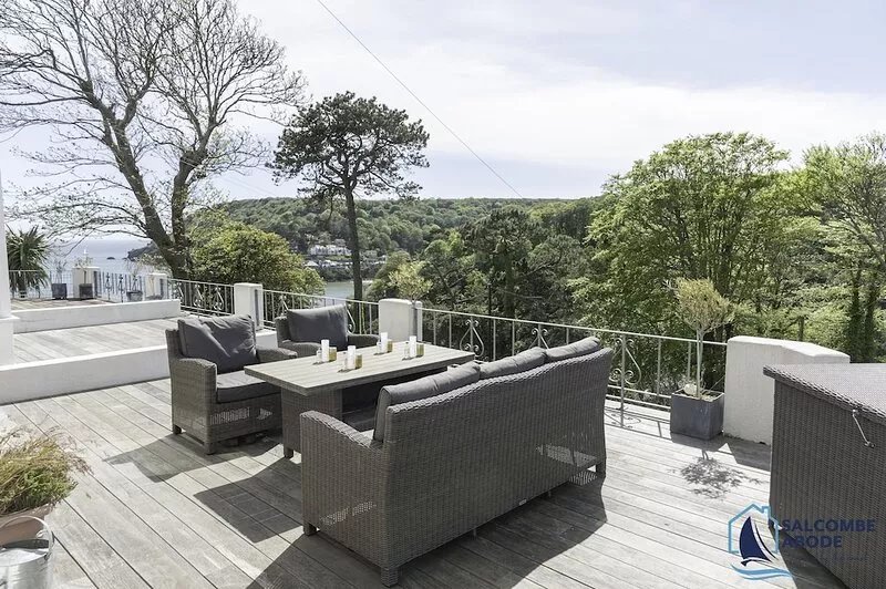 Wonderful 2 bedroom apartment - stunning coastal and country views