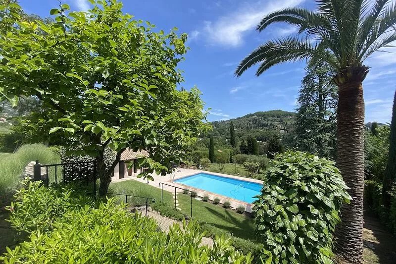 SUN DRENCHED LUXURY VILLA ON THE CÔTE D'AZUR with pool, bar, bbq area, AC, & gym