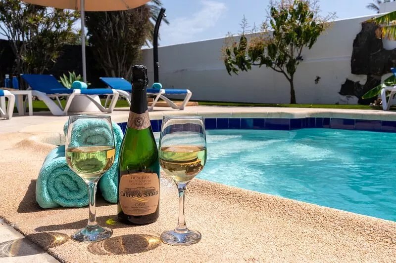 Villa With Private Heated Pool And Large Terrace & BBQ Area, WIFI and English TV
