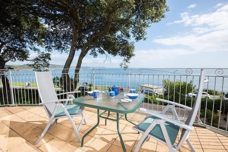 Beautifully appointed seafront apartment