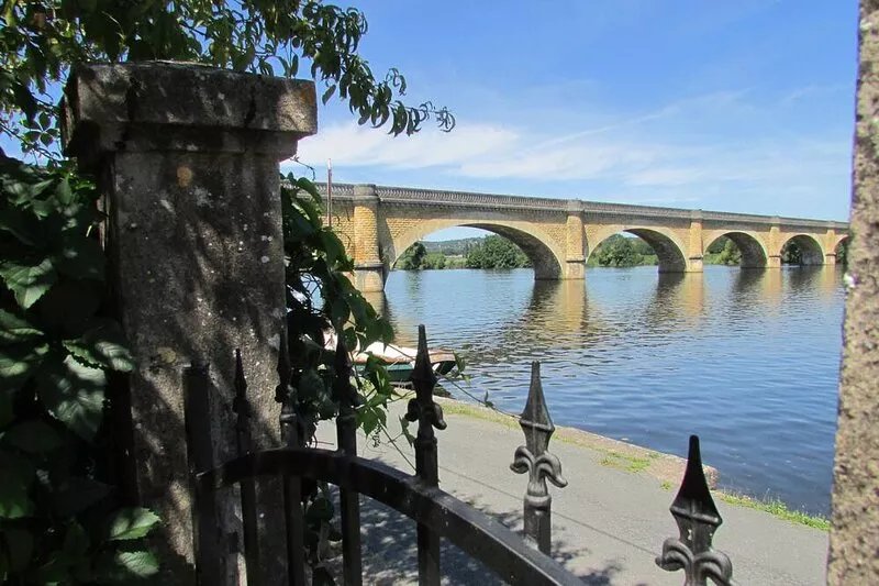 Riverside House with pool, 4 bedrooms, 3 bathrooms, spacious with all ammenities