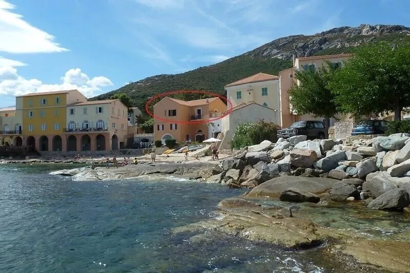 Prime location right by the sea with huge terrace & balcony, ideal for families
