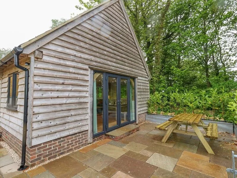 ROMAN LODGE, pet friendly, with a garden in Osmington