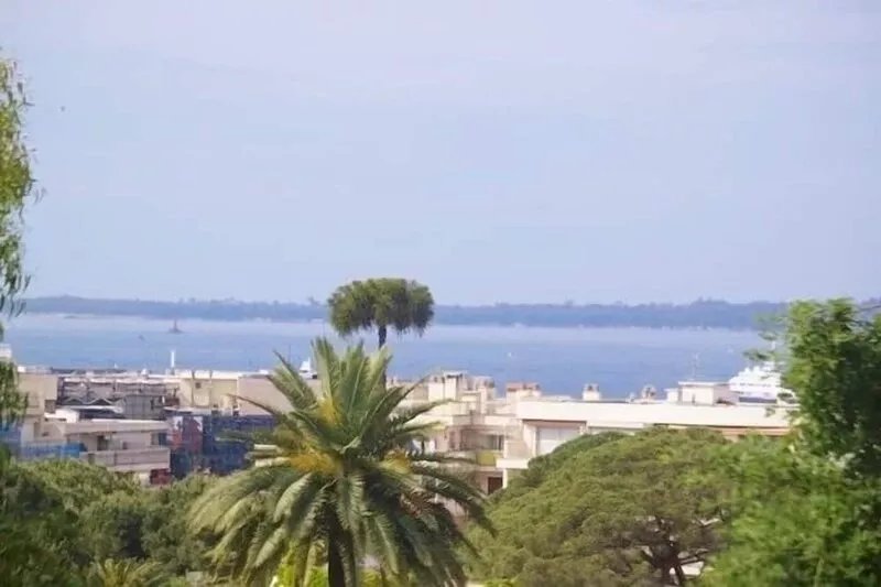 Modern apartment, seaview, pool,450m to beaches, central, peaceful location