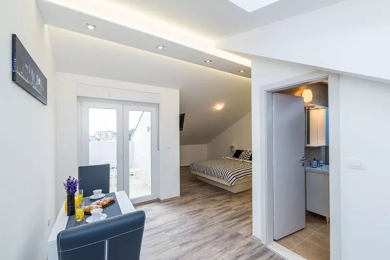 Bovolini's Place - Comfort Studio Apartment with Balcony