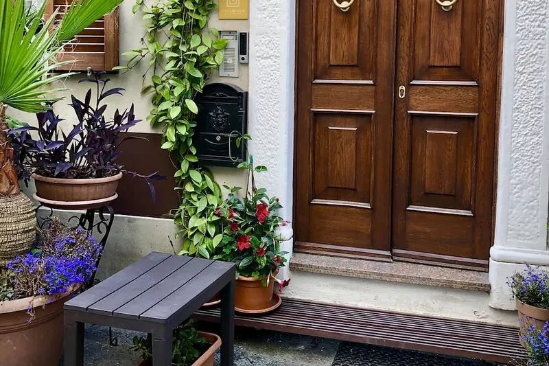 An exclusive terraced house in a very central position, 600 meters from the sea.