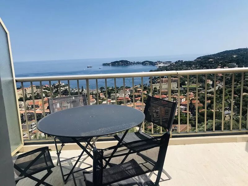Studio with balcony and parking, breathtaking view of Cap-Ferrat and the sea!