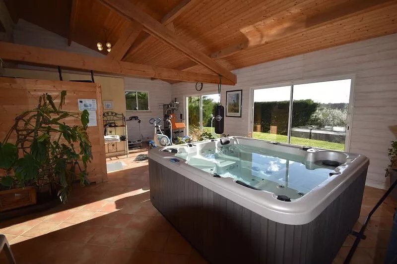Large Luxury Villa with private heated Pool, Jacuzzi & Sauna for up to 25people