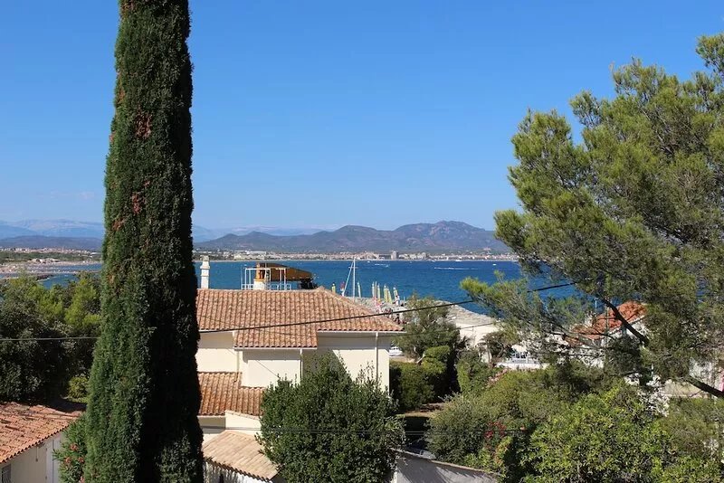 Beautiful VILLA with garden 70 m beaches, creeks and shops