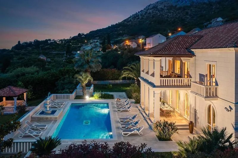 Luxury 6-BR villa for 12, with heated pool, close to the sea