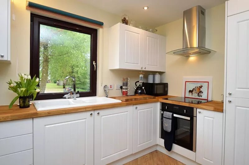 Dolphin Run Lodge, quiet location, sea views, pet friendly