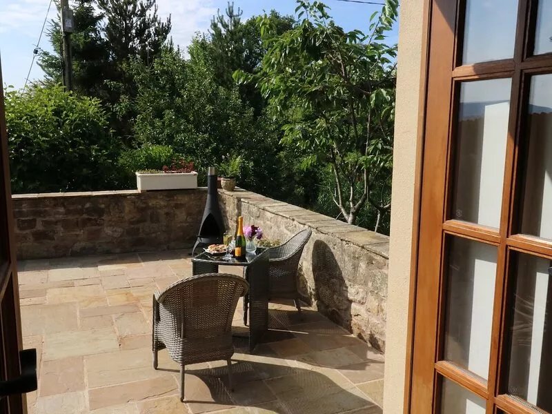 SUNNYBROOK COTTAGE, with open fire in Waddington