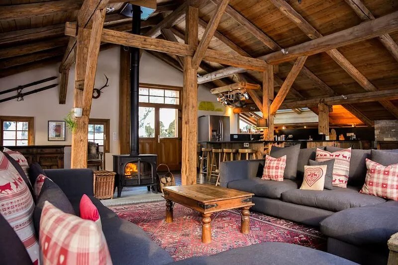 Luxury 4 Bedroom Spacious Chalet 5 min flat walk to Chamonix centre