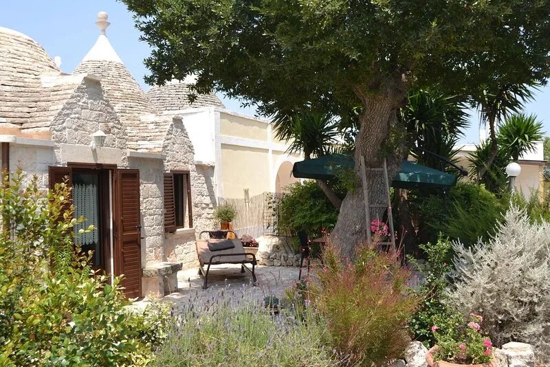 Cisternino-Trulli and Lamie: Grove in Valle D'Itria, accommodation 'La Quercia'