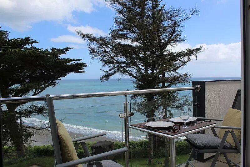 Cosy Apartment with Private Balcony & Fantastic Sea Views