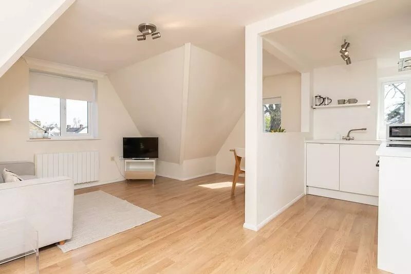 The Loft: central, convenient, cosy, clean, light, * free parking *