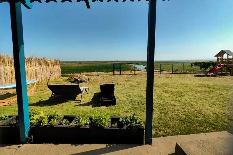 Traditional house with private 2 bedroom apartment, lake view from the garden