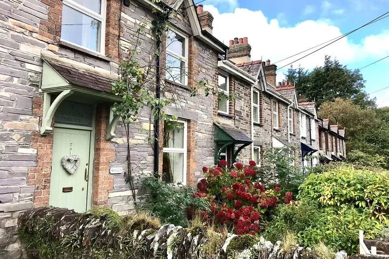 WENALLT, pet friendly, country holiday cottage in Penygroes