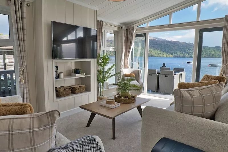 Luxury Waterside Lodge on Loch Lomond, Scotland - Hot tub, sleeps 4, Loch View