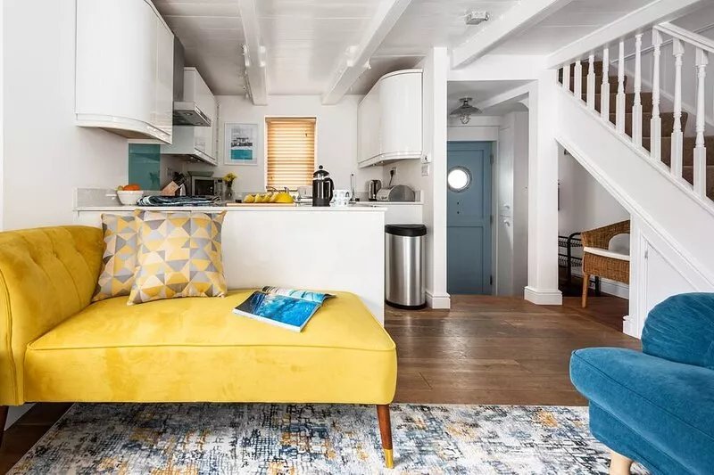 Plane Sailing sleeps 4 in 2 bedrooms and is in the heart of St Ives, very close