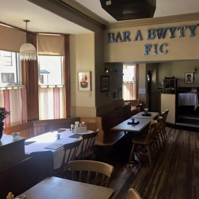 Vic's Bar and Restaurant