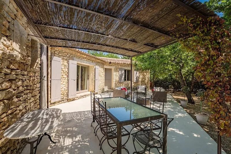 GORDES Private villa and swimming pool on enclosed land planted with trees