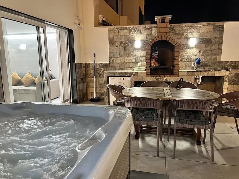 Modern Villa and Annex ,sleeps 12, with Private   Pool, jacuzzi, Air con Wifi.