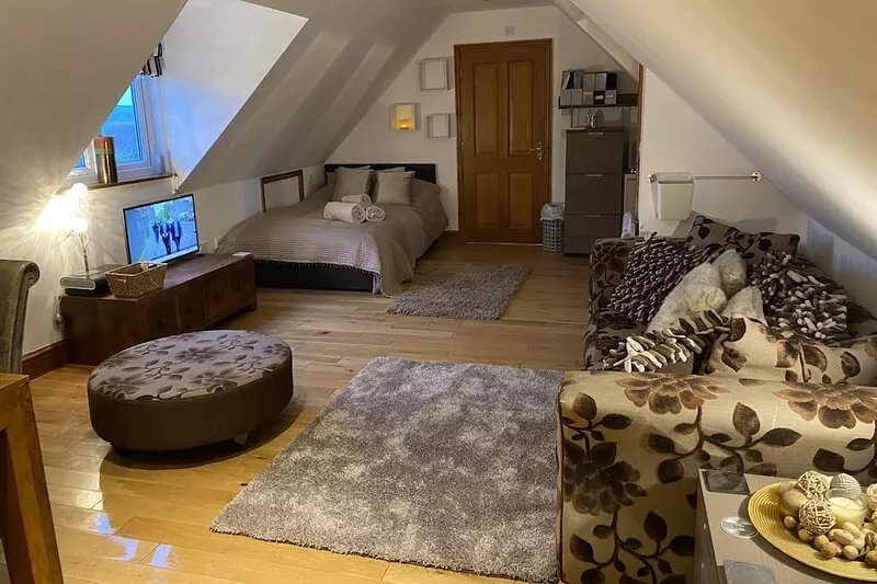 Studio apt, parking, close walk to beach and town.