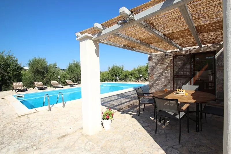 Private swimming pool 10mx5m. Relaxing and Tranquil close to town stunning views