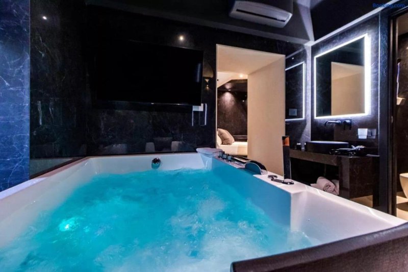 4 Suites " Unconventional Living Rooms "