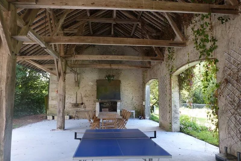 IN THE HEART OF THE LOIRE CASTLES, 8km TOURS, PRETTY HOUSE, HEATED POOL, TENNIS