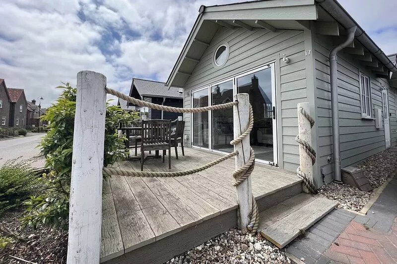 Beach House "Just Beachy" Pool, Gym, Pet Friendly, close to Beach, WiFi